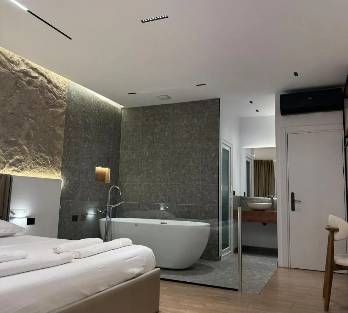 ***  Hotel Jurgen Лежа Албания